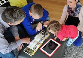 Una famiglia studia un catalogo